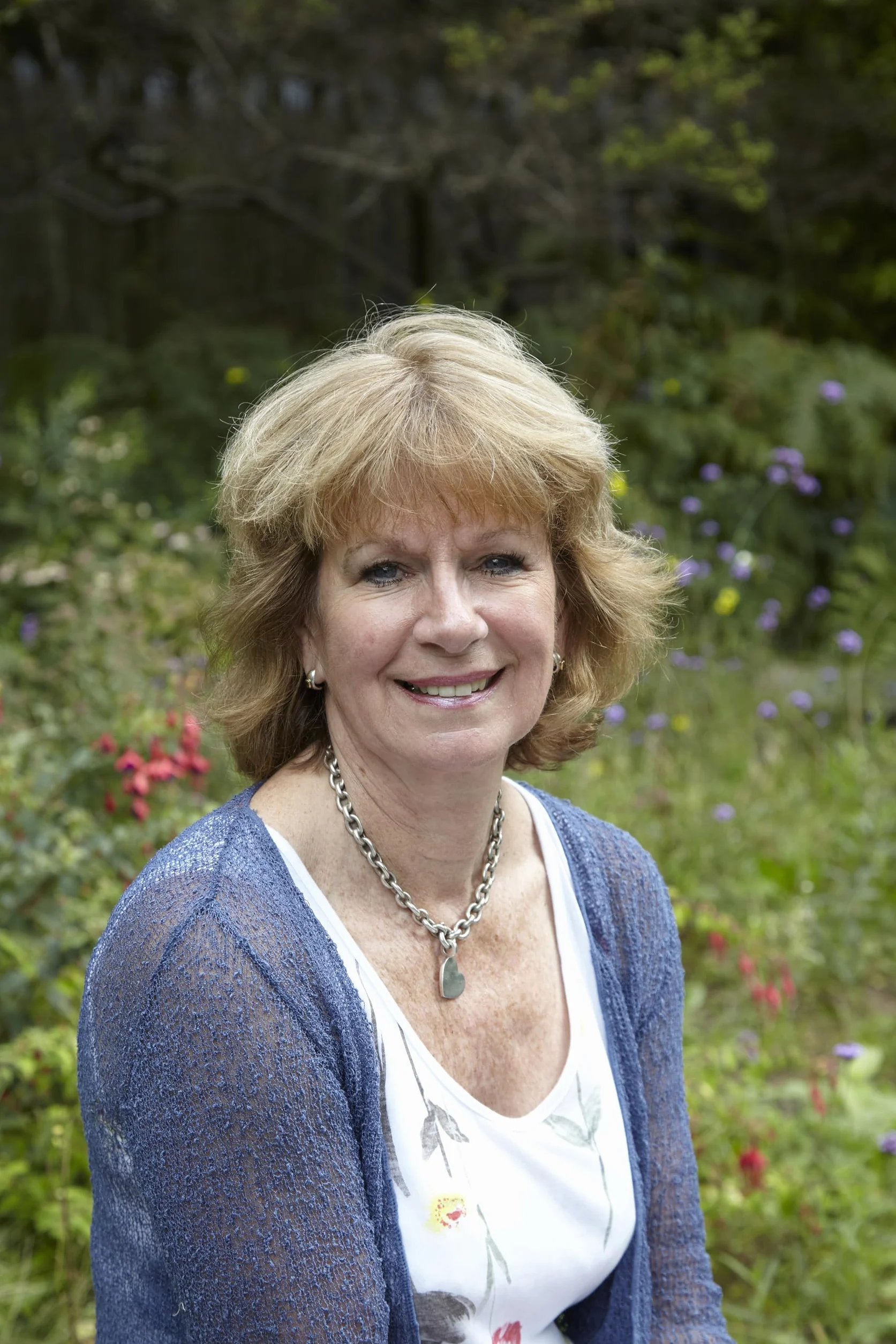 Embroidered Country Gardens: Create Beautiful Hand-Stitched Floral Designs Inspired by Nature
