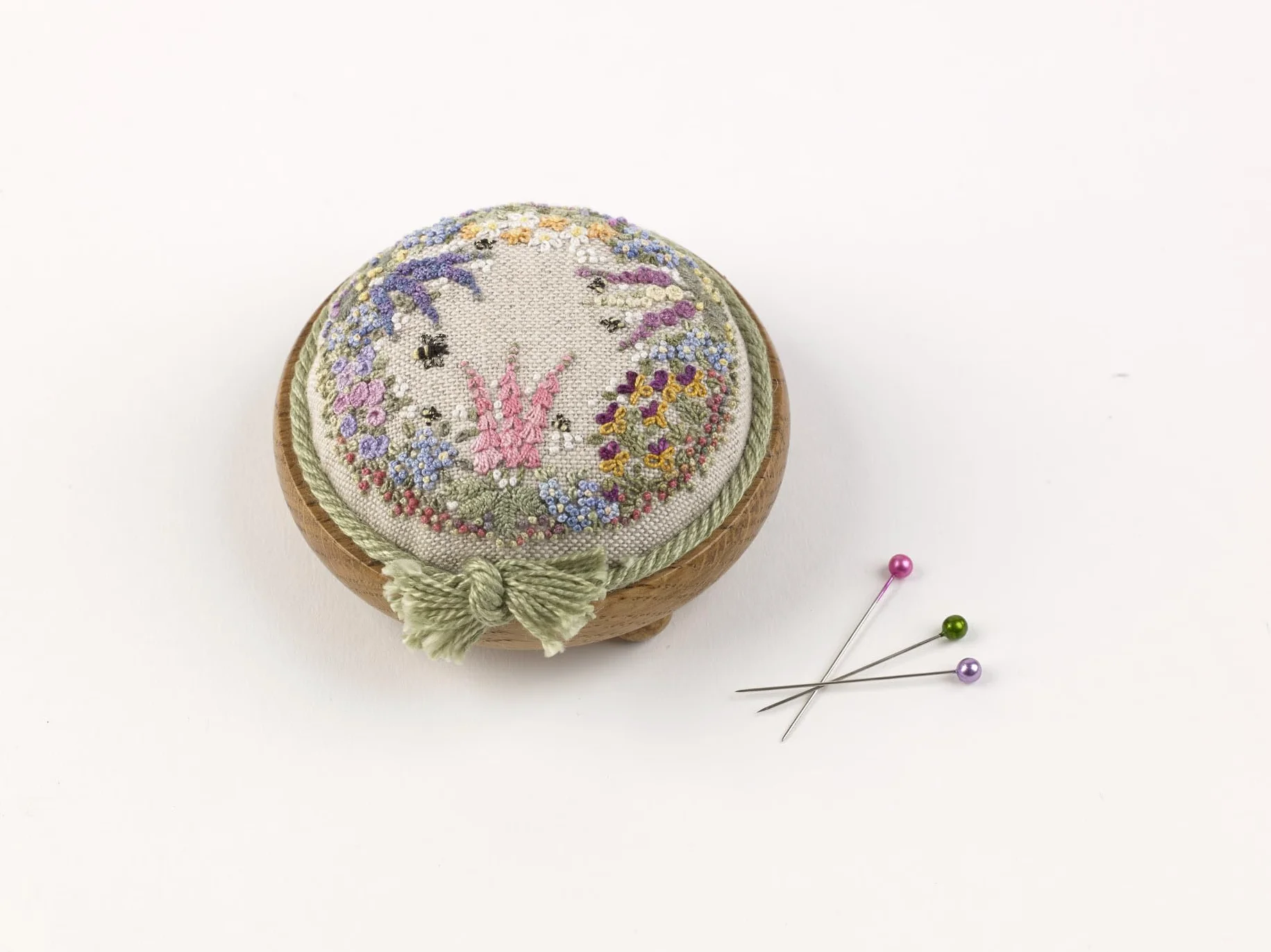 Embroidered Country Gardens: Create Beautiful Hand-Stitched Floral Designs Inspired by Nature