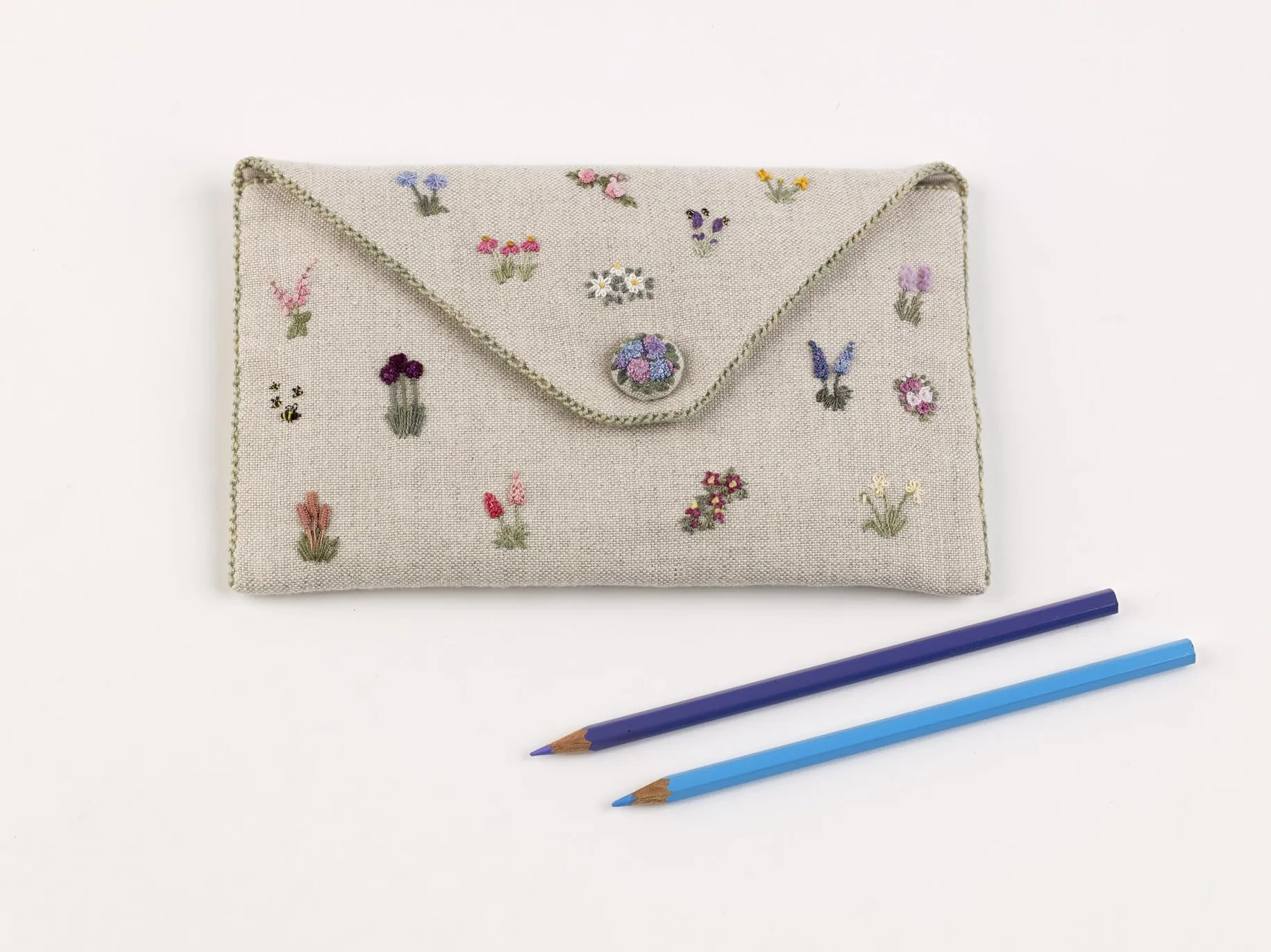 Embroidered Country Gardens: Create Beautiful Hand-Stitched Floral Designs Inspired by Nature